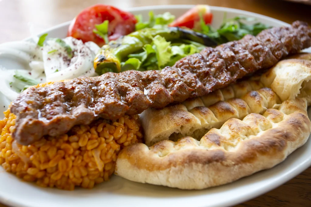 Çorlu kebap ve lahmacun siparişi için özenle hazırlanmış taze lezzetler