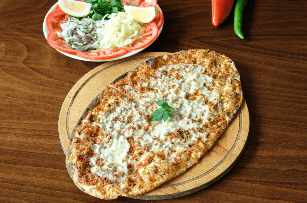 Çorlu'da odun ateşinde pişmiş çıtır lahmacun ve yaninda ayran servisi.